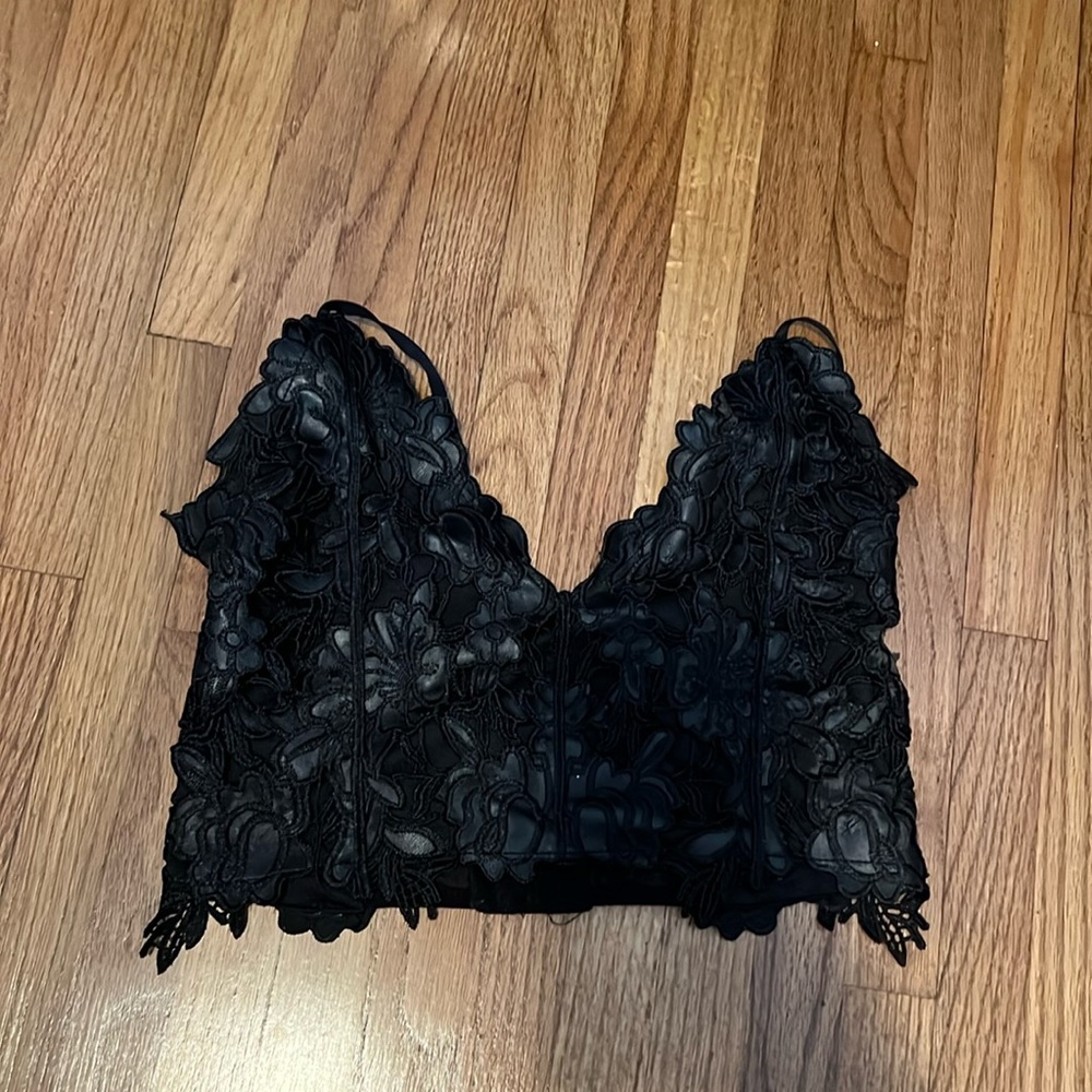 Tilly’s cropped black top